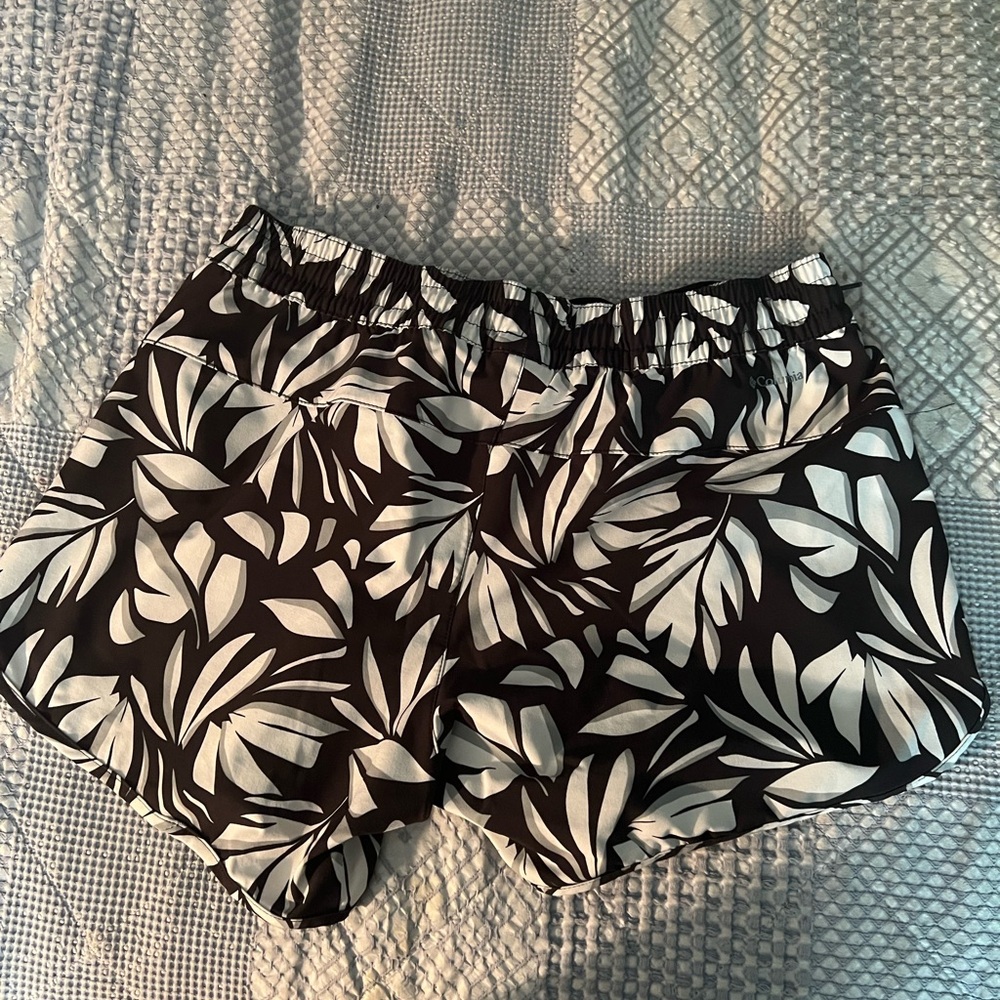 Elegant Black and White Leaf Pattern Women's Athletic Shorts